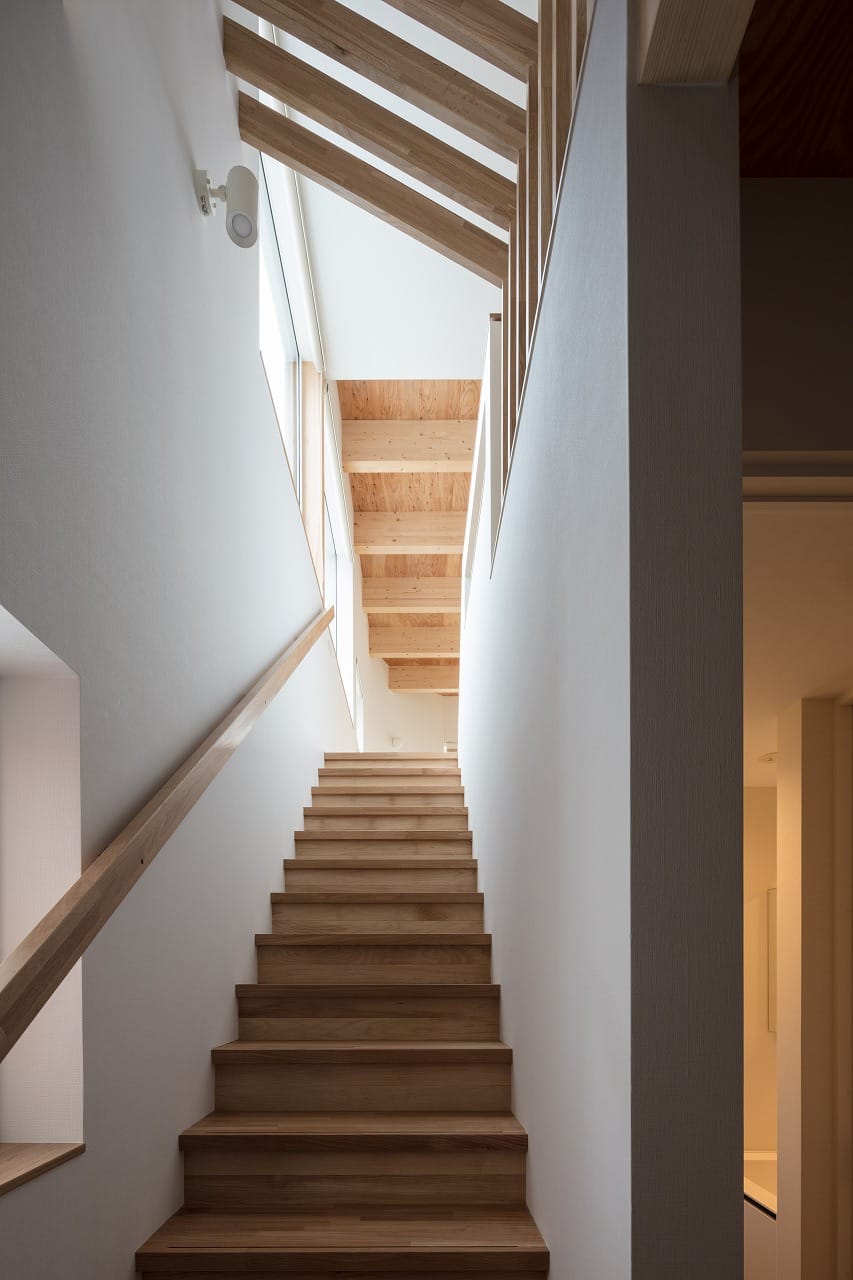 富谷洋介建築設計 T字路の家 階段写真