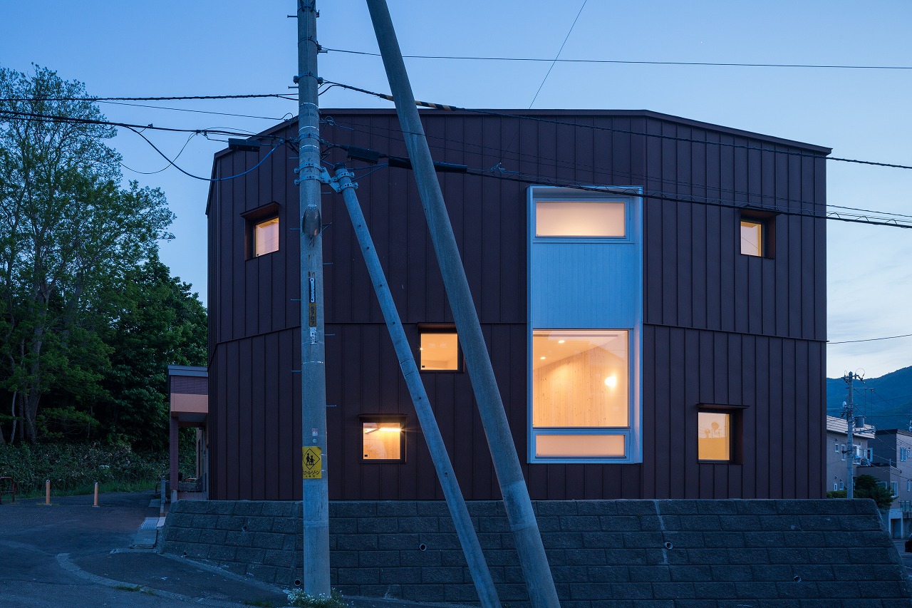 住まいを考える｜43｜傾斜地や変形地でも、家は建てられる。難しい土地だからこそ、できる住まいがある。