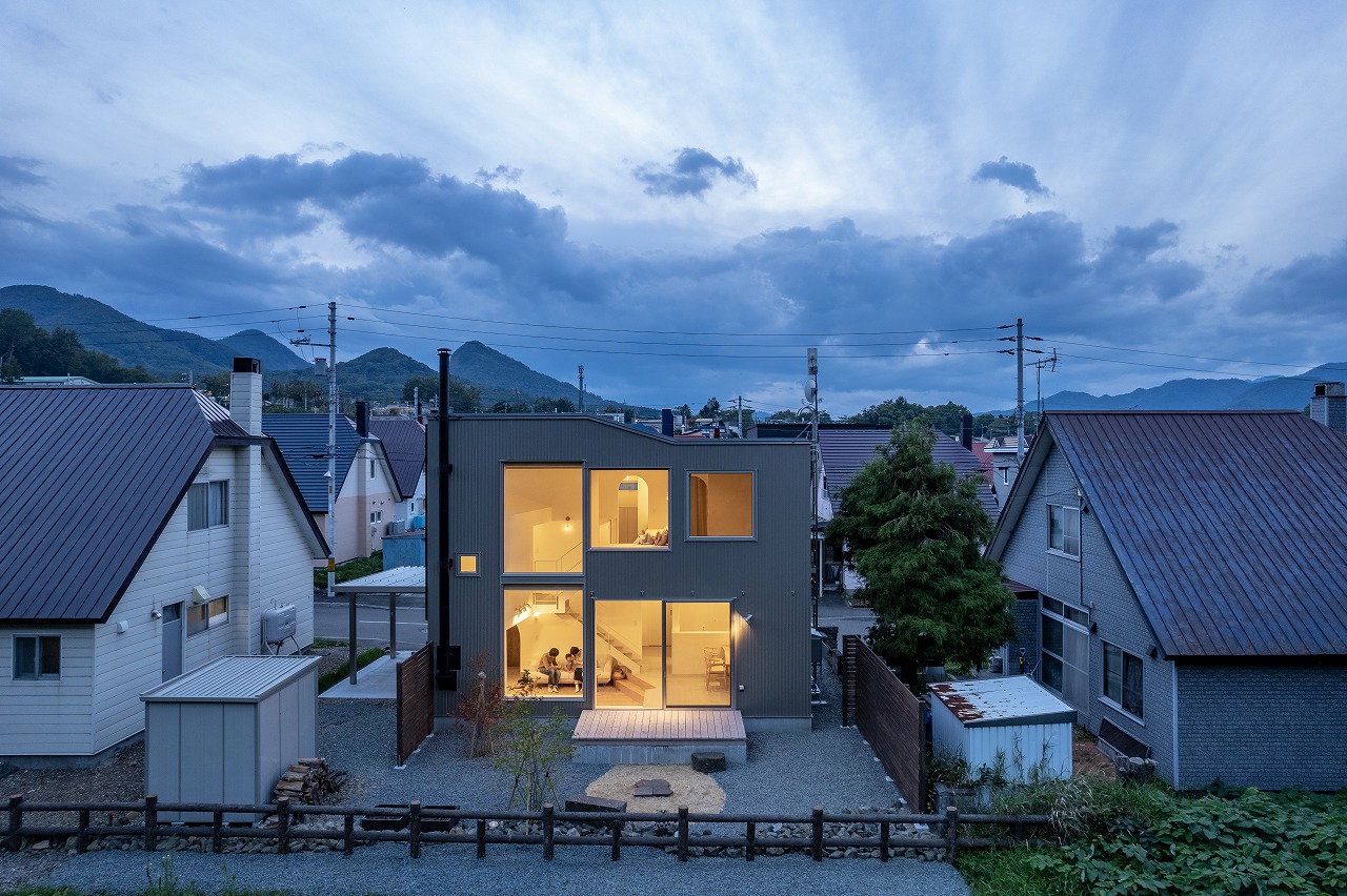 「森窓の家」が、海外の建築・デザインメディア「designboom」と「Amazing Architecture」に掲載されました。